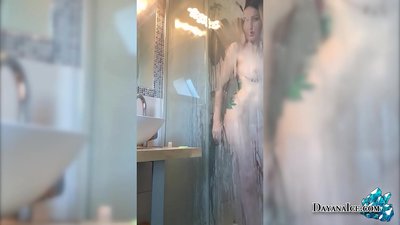 Шырынды бөксесі бар нәресте душта мастурбация жасайды