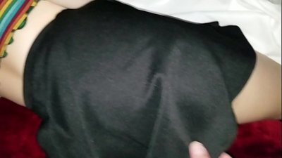 Ұйқыдағы қыз мектеп оқушысының әпкесі саусақтарымен тығыз жопты алады